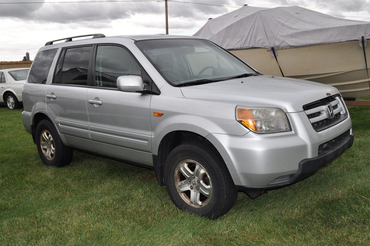 Silver Honda Pilot